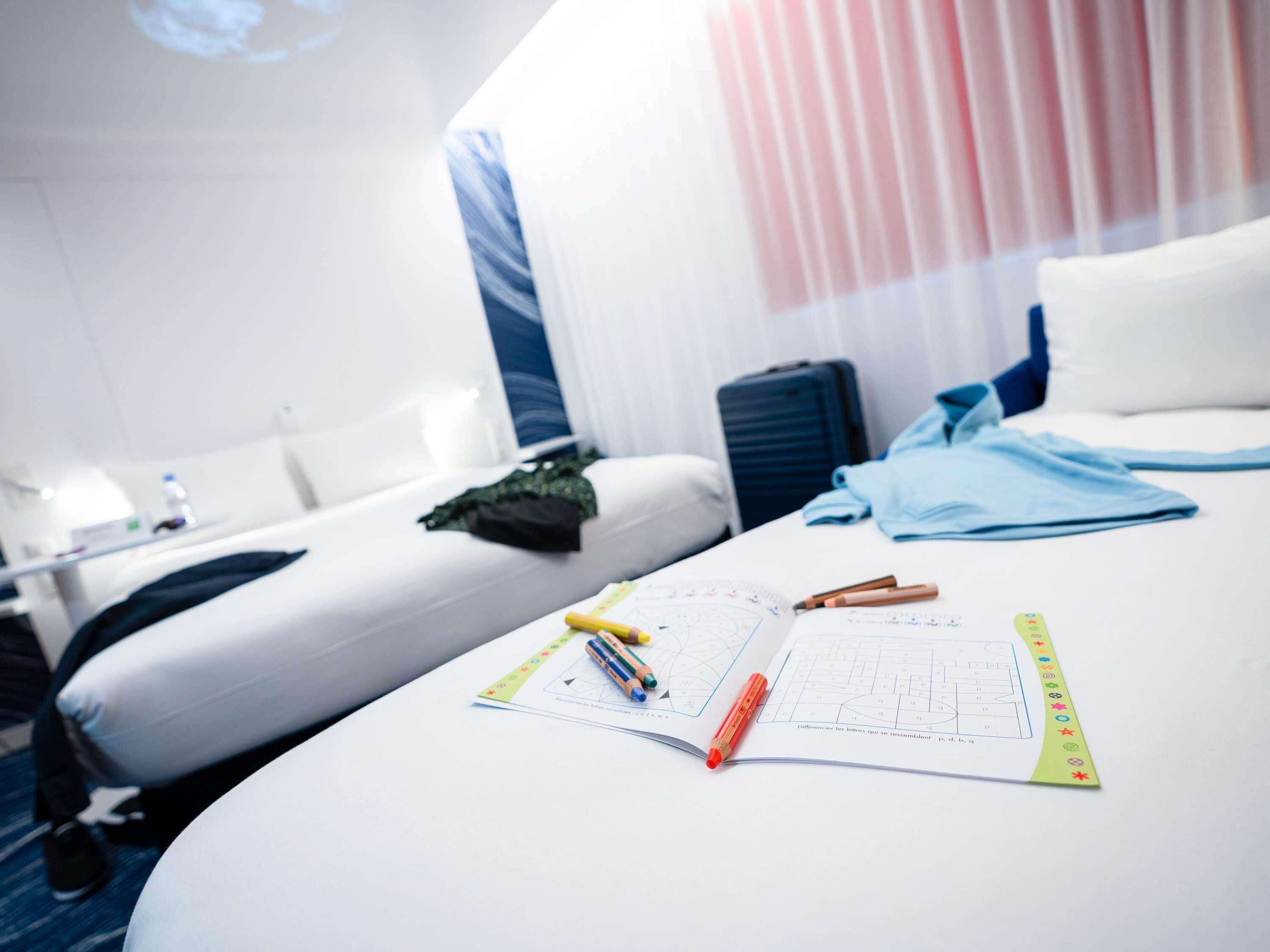 Standaard kamer, Meerdere bedden | Individueel gemeubileerd, een bureau, een laptopwerkplek