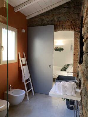 Douche, sèche-cheveux, bidet, serviettes fournies
