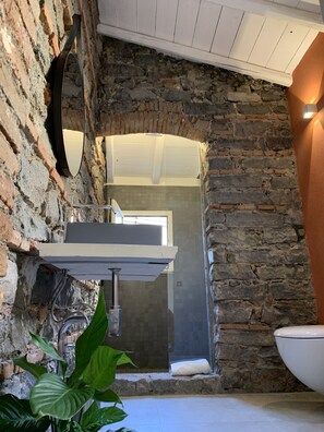 Douche, sèche-cheveux, bidet, serviettes fournies