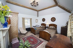 4 chambres, bureau, fer et planche Ă repasser, accĂšs au Wi-Fi (inclus)