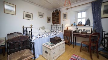 4 bedrooms, desk, iron/ironing board, free WiFi