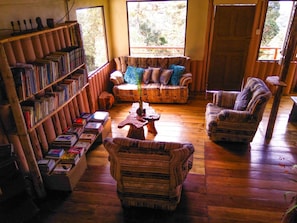 Living room - Iyok Ami Hostel Tours (San Isidro)