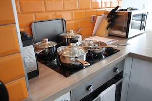 Refrigerador, microondas, horno, placa de cocina