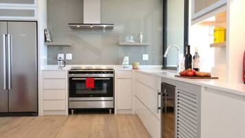 KĂŒhlschrank, Mikrowelle, Ofen, Herdplatte