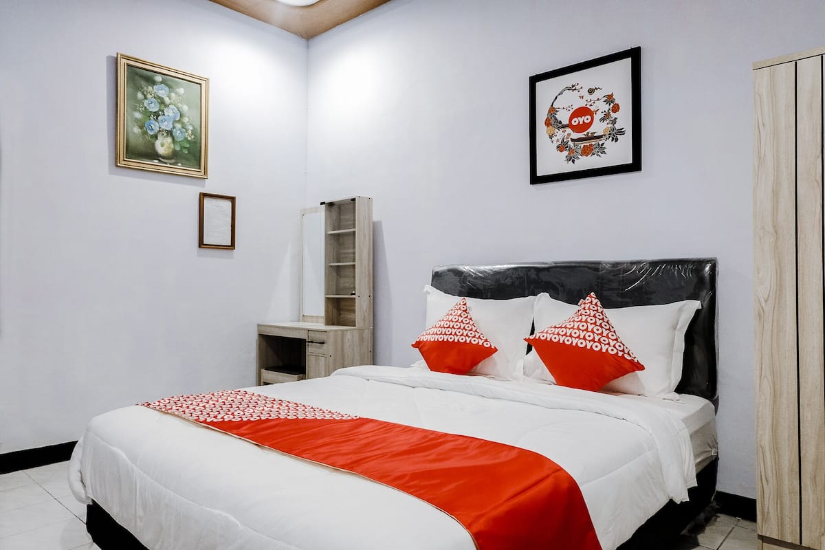Escritorio, wifi gratis y ropa de cama