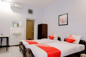 Habitación estándar con 2 camas individuales | Escritorio, wifi gratis y ropa de cama 