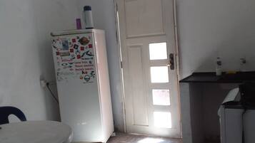 Quarto triplo básico | Escrivaninha, espaço de trabalho para notebook