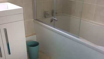 Combinazione doccia/vasca, asciugacapelli, asciugamani, sapone