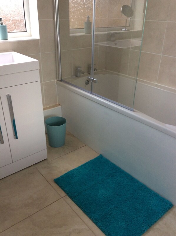 Tina con regadera, secadora de cabello, toallas, jabón