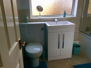 Combinazione doccia/vasca, asciugacapelli, asciugamani, sapone