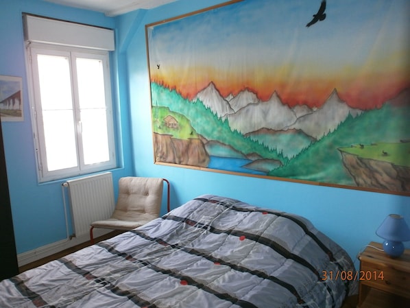 2 bedrooms, iron/ironing board, WiFi