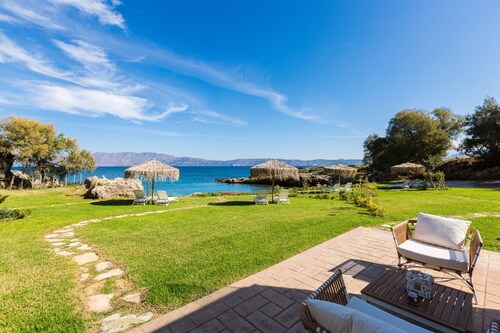 Harmony Villa - beach front relaxation ideal for large groups