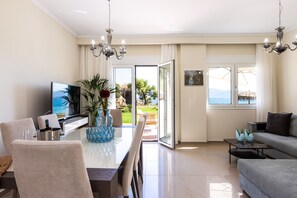 Fernseher, Tischtennisplatte, Bücher, Stereoanlage