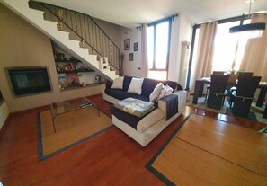 Téléviseur, lecteur de DVD, livres