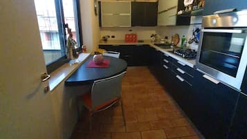 Frigorifero, microonde, forno, piano cottura