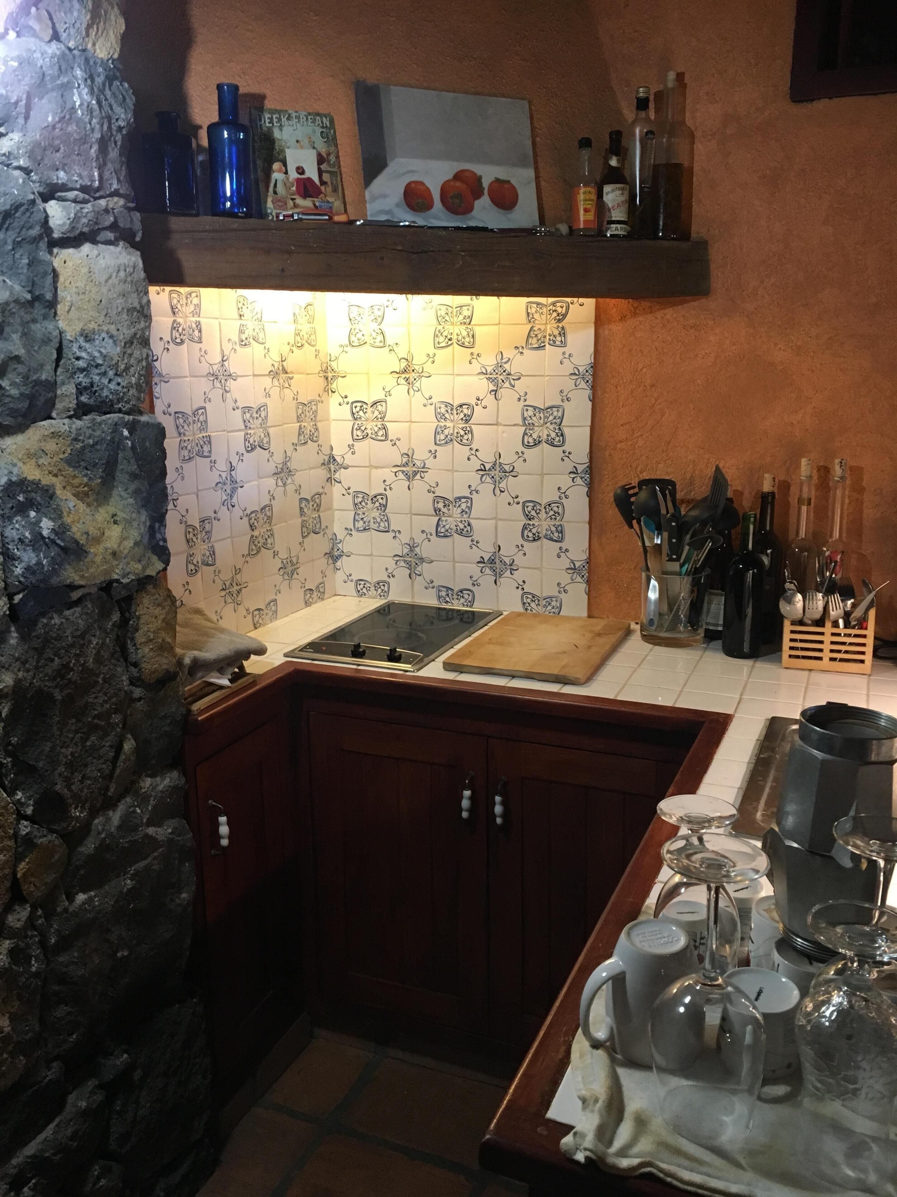 Réfrigérateur, plaque de cuisson, cafetière/bouilloire, grille-pain