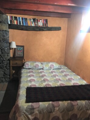 2 dormitorios, tabla de planchar con plancha, cuna de viaje
