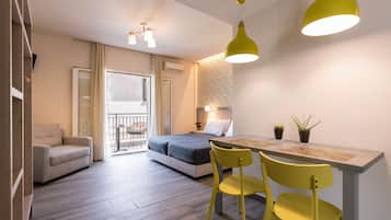 Estúdio, no piso térreo | Cofres nos quartos, ferros/tábuas de passar roupa, Wi-Fi de cortesia