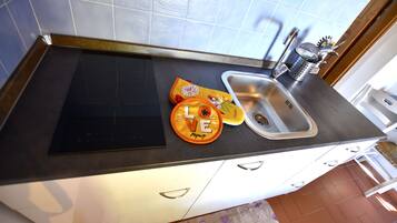 Kühlschrank, Mikrowelle, Herdplatte, Wasserkocher