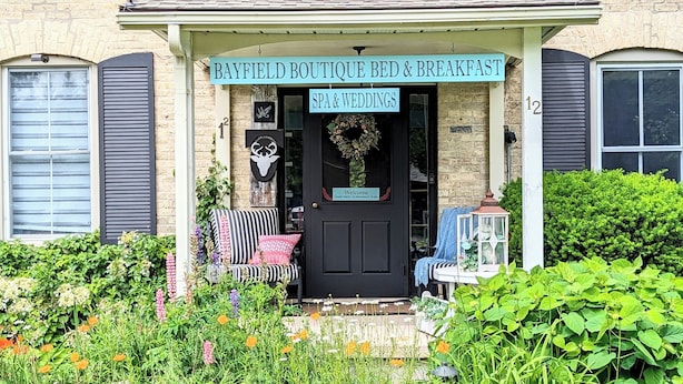 Un bed and breakfast boutique con un letrero que dice "Bayfield Boutique Bed & Breakfast" y "Spa & Weddings".