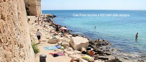 Plage, chaises longues