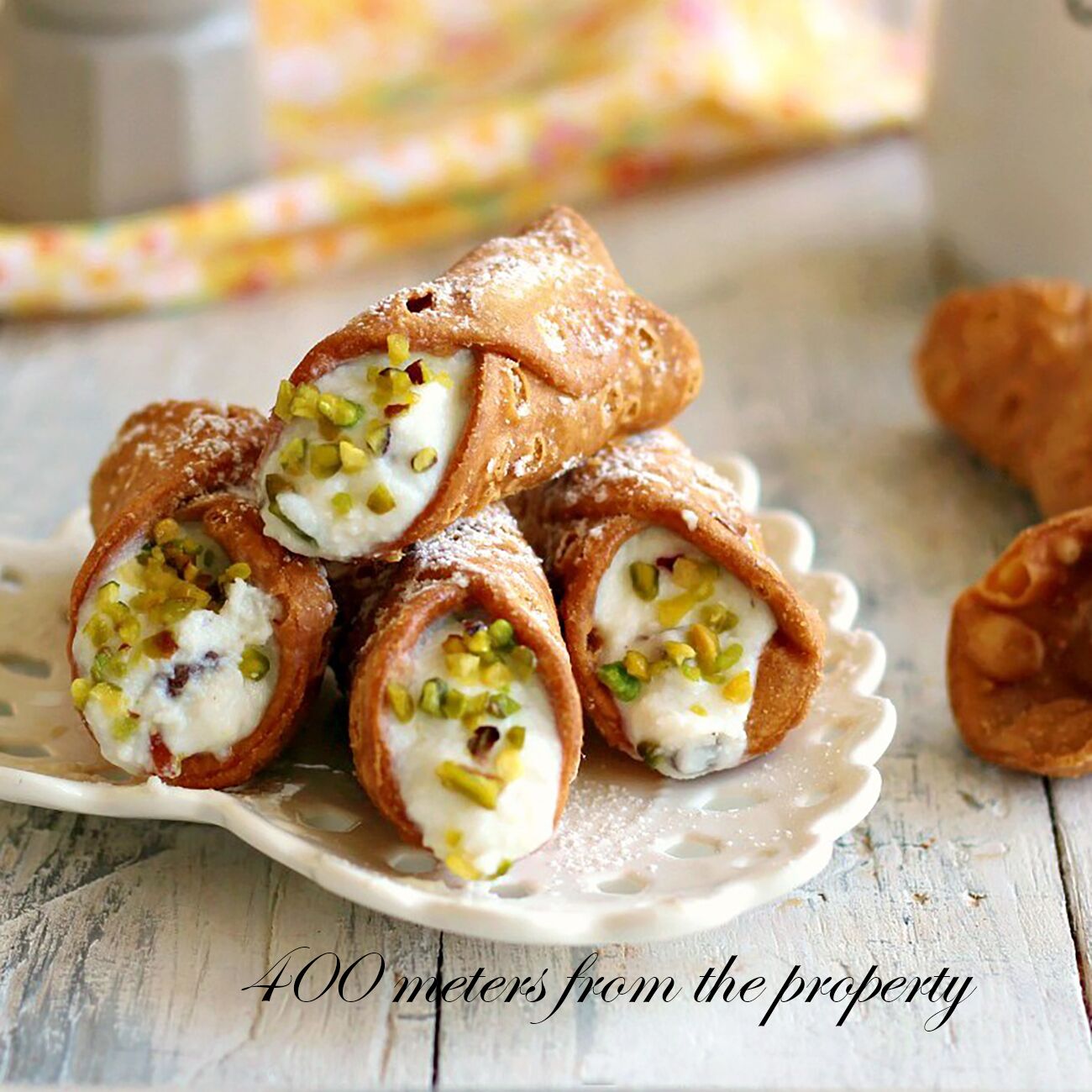 Un plato de cannoli con relleno de crema blanca y adornado con pistachos.