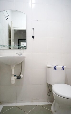 Shower, towels - OYO 1125 Sani Guest House (Balikpapan)