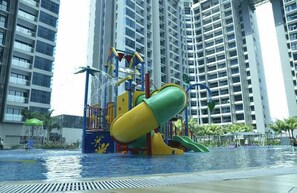 Innendørsbasseng og et oppvarmet basseng