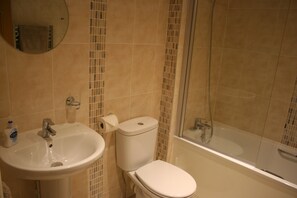 Combined shower/bathtub, hair dryer, towels - Highlands Apt 5 -  cliff top, garden, free wifi + parking (Shanklin)
