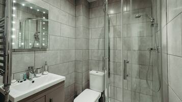 Secador de pelo, toallas