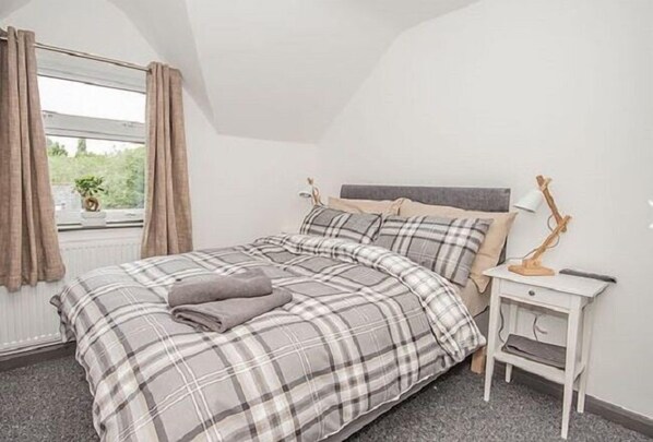 Double Room (No 2) | Desk, iron/ironing board, free WiFi, bed sheets - Feather Bed Cottage B&B (Coventry)