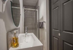 Double Room (No 1) | Bathroom amenities | Towels - Feather Bed Cottage B&B (Coventry)