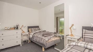 Escritorio, tabla de planchar con plancha, wifi gratis y ropa de cama