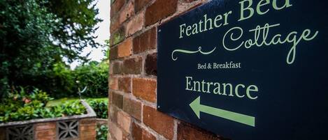 Señal que indica la entrada a Feather Bed Cottage.