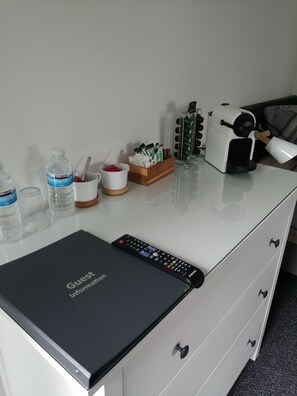 Desk, iron/ironing board, free WiFi, bed sheets - Feather Bed Cottage B&B (Coventry)