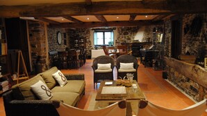 Télévision, cheminée, lecteur de DVD