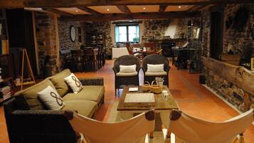 Télévision, cheminée, lecteur de DVD