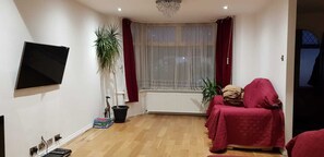 TV - 3 Bedroom 1 living with parking (London)