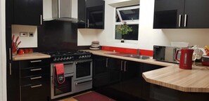 Private kitchen - 3 Bedroom 1 living with parking (London)