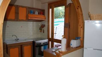 Kühlschrank, Mikrowelle, Ofen, Wasserkocher mit Kaffee-/Teezubehör