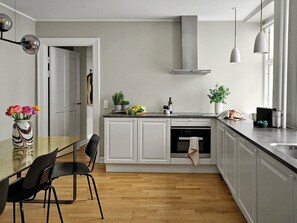 Kylskåp, mikrovågsugn, ugn och spishäll