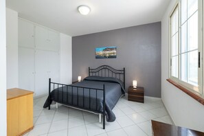 7 bedrooms, in-room safe, desk, iron/ironing board