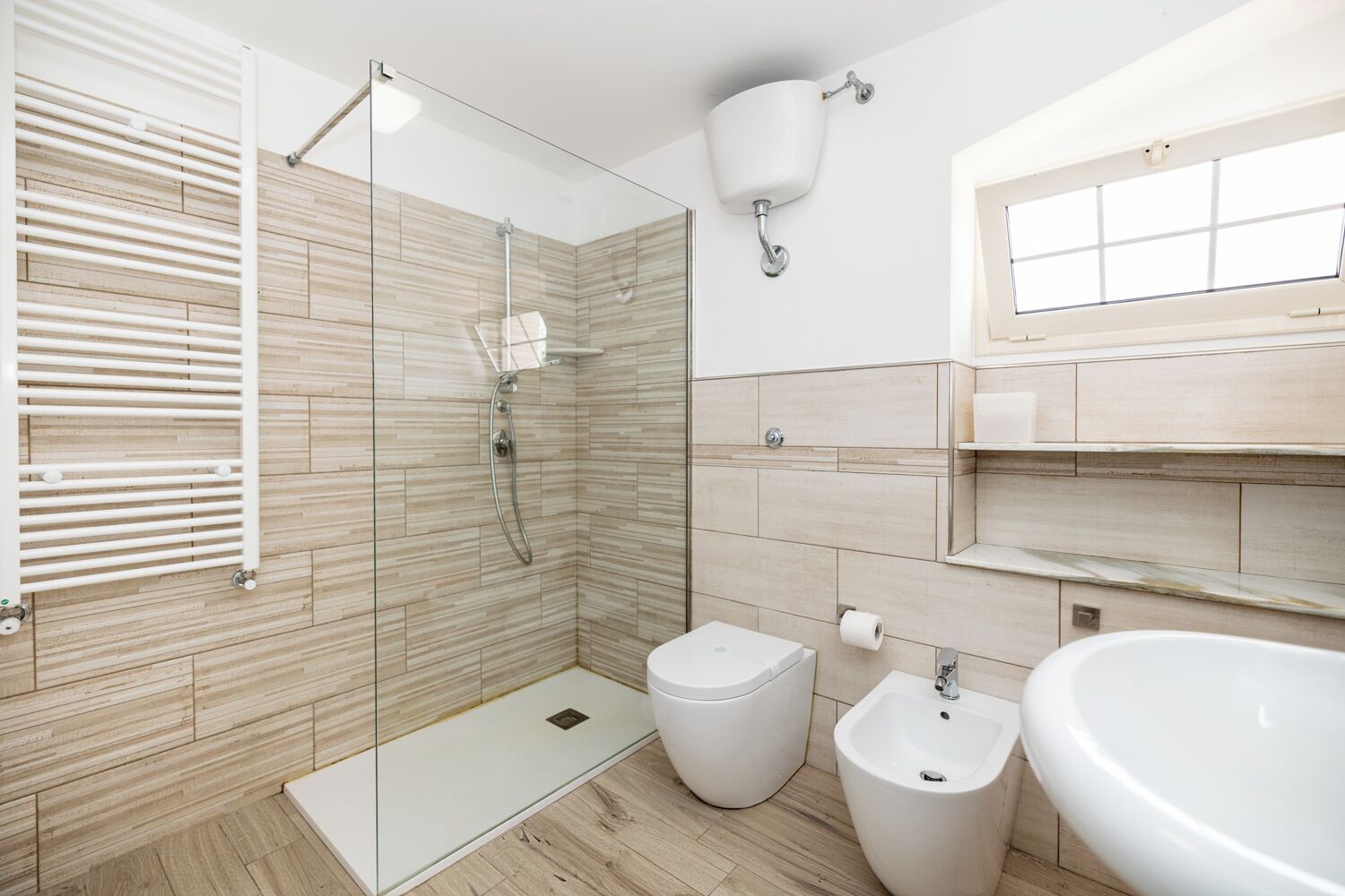 Doccia, asciugacapelli, bidet, sapone