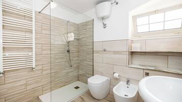 Doccia, asciugacapelli, bidet, sapone