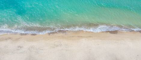 Una playa cerca, sillas reclinables de playa