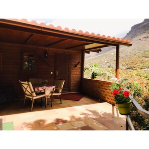 Outdoor dining - Tino Wooden Cottage (Mogán)