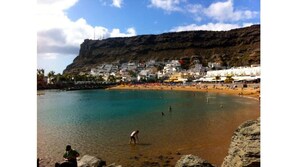 Beach nearby, beach towels - Tino Wooden Cottage (Mogán)