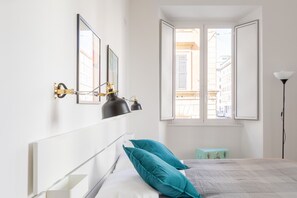 4 عدّة غرف نوم وواي فاي وملاءات أسرّة