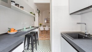 Wasserkocher mit Kaffee-/Teezubehör, Kühlschrank, Ofen, Herdplatte