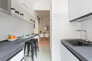 Fridge, oven, stovetop, coffee/tea maker
